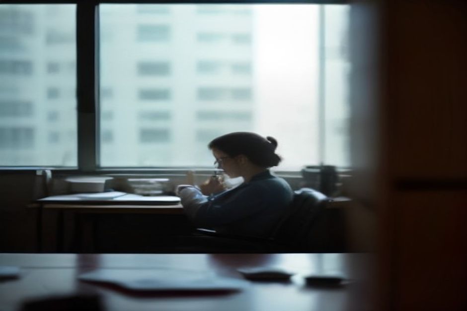 Una mujer revisa el proyecto de ley de Ficha Limpia en una oficina con vista al Congreso.